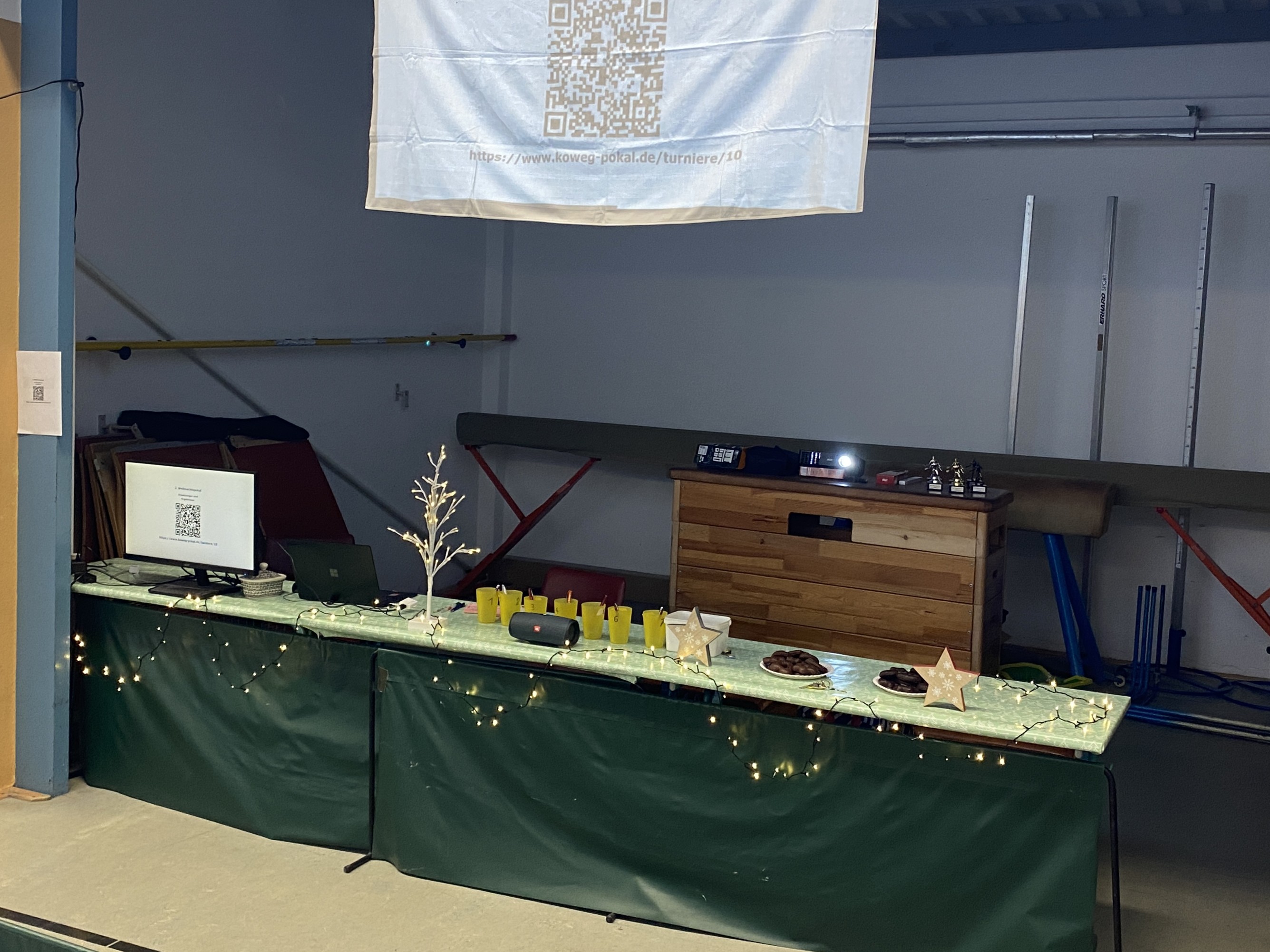 Weihnachtlich geschmückte Schiedsrichterecke